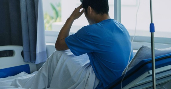 Chàng trai 22 tuổi đã mắc suy thận, bác sĩ lắc đầu: “Liên tục làm 2 việc này, thận khoẻ mấy cũng không chịu nổi”