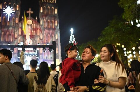 Hà Nội: Đường phố kẹt cứng, người dân đổ xô đi đón Giáng Sinh