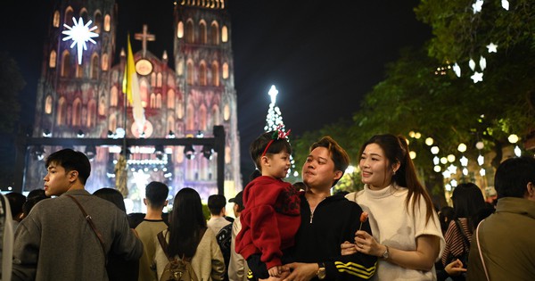 Hà Nội: Đường phố kẹt cứng, người dân đổ xô đi đón Giáng Sinh