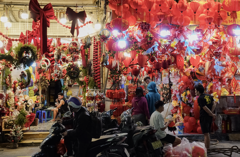 Cảnh tượng tại Hàng Mã ngay lúc này: Người đi đường bật cười khi chứng kiến điều không ngờ vào đêm Noel