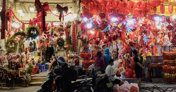 Cảnh tượng tại Hàng Mã ngay lúc này: Người đi đường bật cười khi chứng kiến điều không ngờ vào đêm Noel