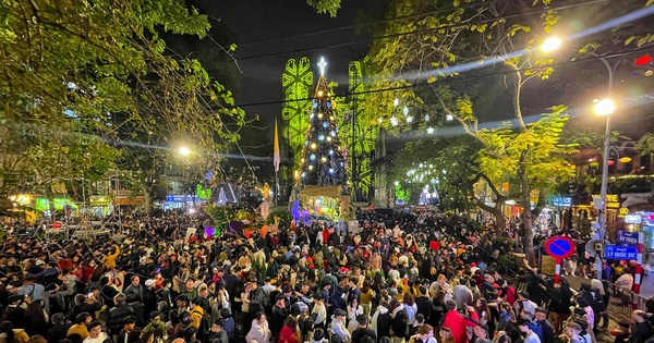 Tối nay Noel tắc lắm ở nhà đi, tuần sau có thể nghỉ Tết tận 4 ngày tha hồ mà lượn!