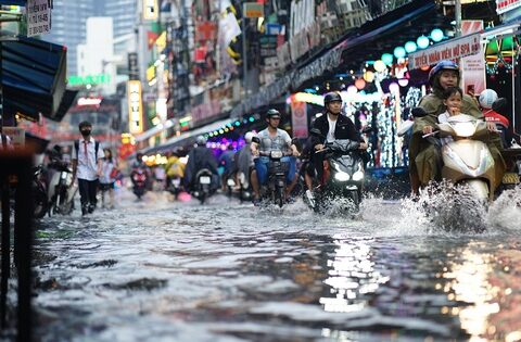 Mưa trái mùa chiều Noel, phố Bùi Viện ngập, người dân TP.HCM thấp thỏm kế hoạch xuống phố