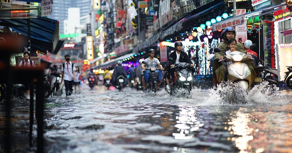 Mưa trái mùa chiều Noel, phố Bùi Viện ngập, người dân TP.HCM thấp thỏm kế hoạch xuống phố