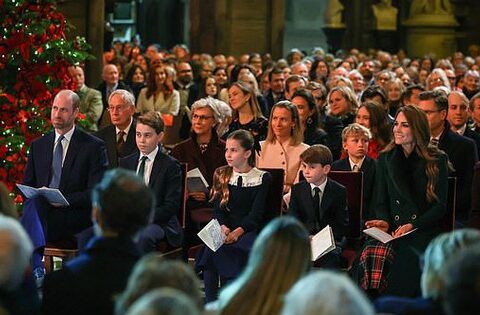 Không khí Giáng sinh trên toàn thế giới: Hoàng gia Anh là tâm điểm chú ý khi 3 nhóc tì xuất hiện cùng cha mẹ