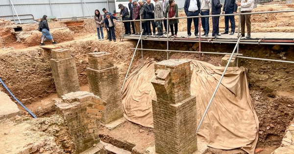 Đào đất, người dân Việt Nam đụng trúng vật hình trụ dày 4m màu vàng lạ, chuyên gia xác nhận báu vật lớn nhất lịch sử