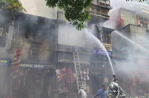 Hà Nội: Cháy nhà trên phố Hàng Mã ngày cuối năm, 1 người bị thương