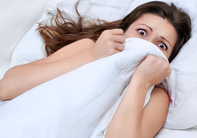 Cơ thể đột nhiên giật mình khi đang ngủ, có phải não bộ lo lắng bạn ngủ quá sâu nên đánh thức?- Ảnh 1.