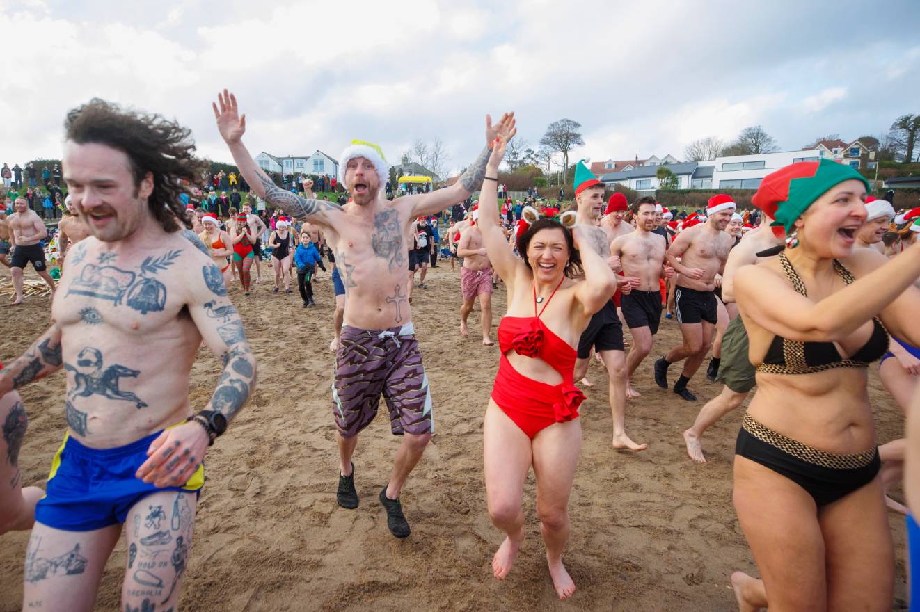 Không khí Giáng sinh trên toàn thế giới: Hoàng gia Anh là tâm điểm chú ý khi 3 nhóc tì xuất hiện cùng cha mẹ- Ảnh 9.