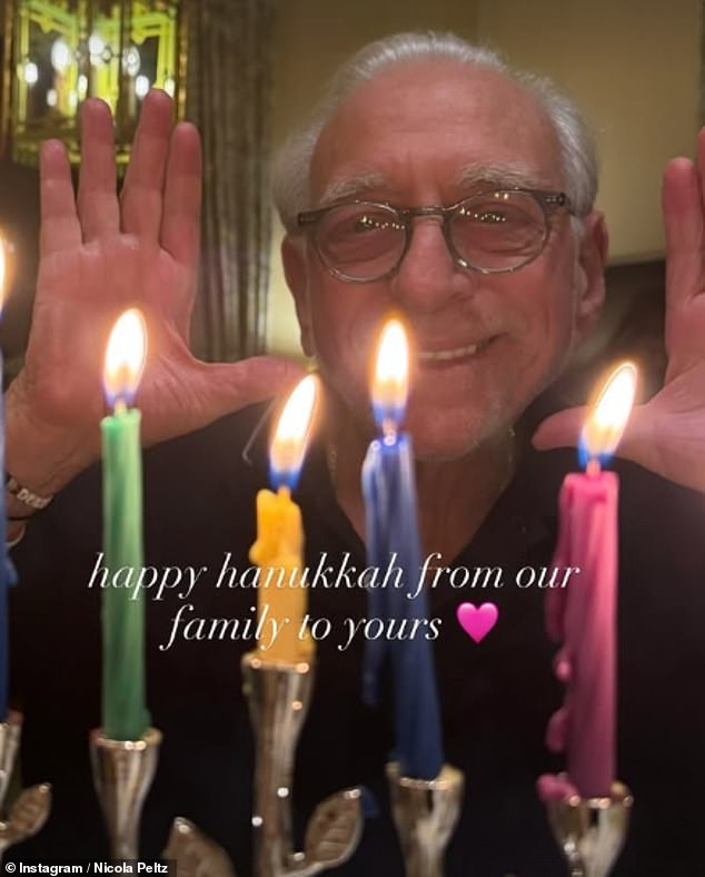 Thêm dầu vào lửa: Nàng dâu bất trị nhà Beckham đăng bài ẩn ý về gia đình, giữa lúc chồng Thêm dầu vào lửa: Nàng dâu bất trị nhà Beckham đăng bài ẩn ý về gia đình, giữa lúc chồng