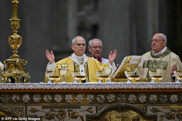 Không khí Giáng sinh trên toàn thế giới: Hoàng gia Anh là tâm điểm chú ý khi 3 nhóc tì xuất hiện cùng cha mẹ- Ảnh 1.