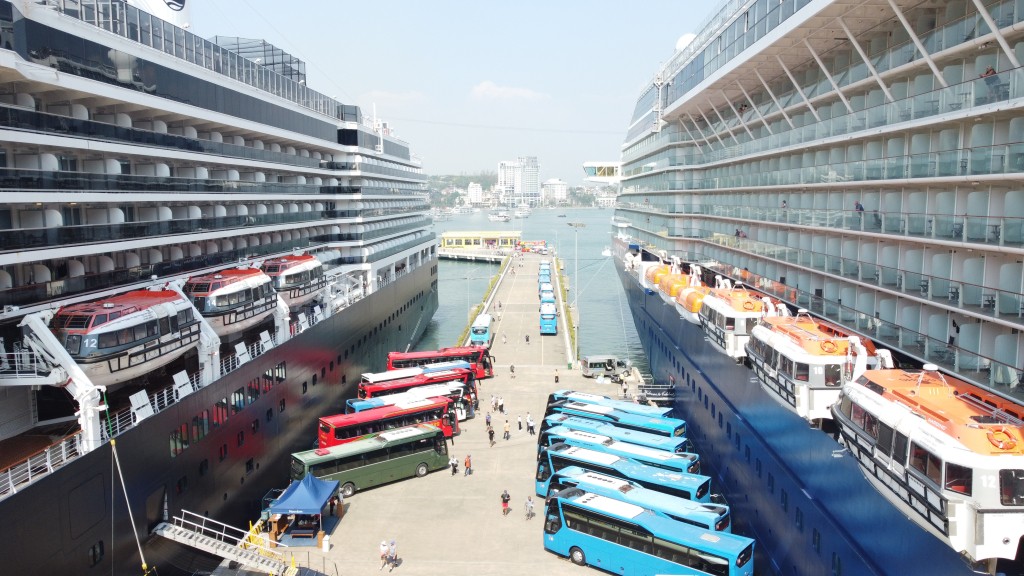 Du khách tàu biển chuẩn bị tham quan Hạ Long. Du khách tàu biển chuẩn bị tham quan Hạ Long.