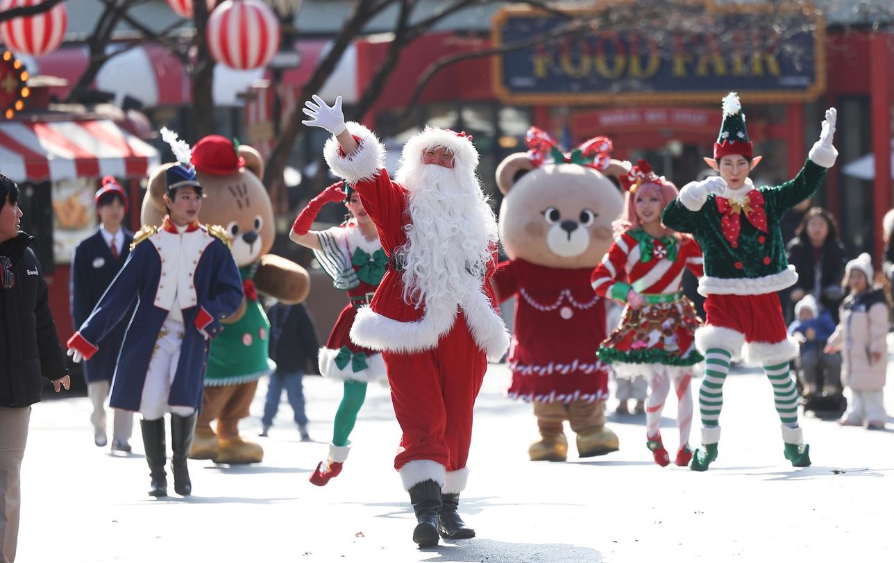Không khí Giáng sinh trên toàn thế giới: Hoàng gia Anh là tâm điểm chú ý khi 3 nhóc tì xuất hiện cùng cha mẹ- Ảnh 20.