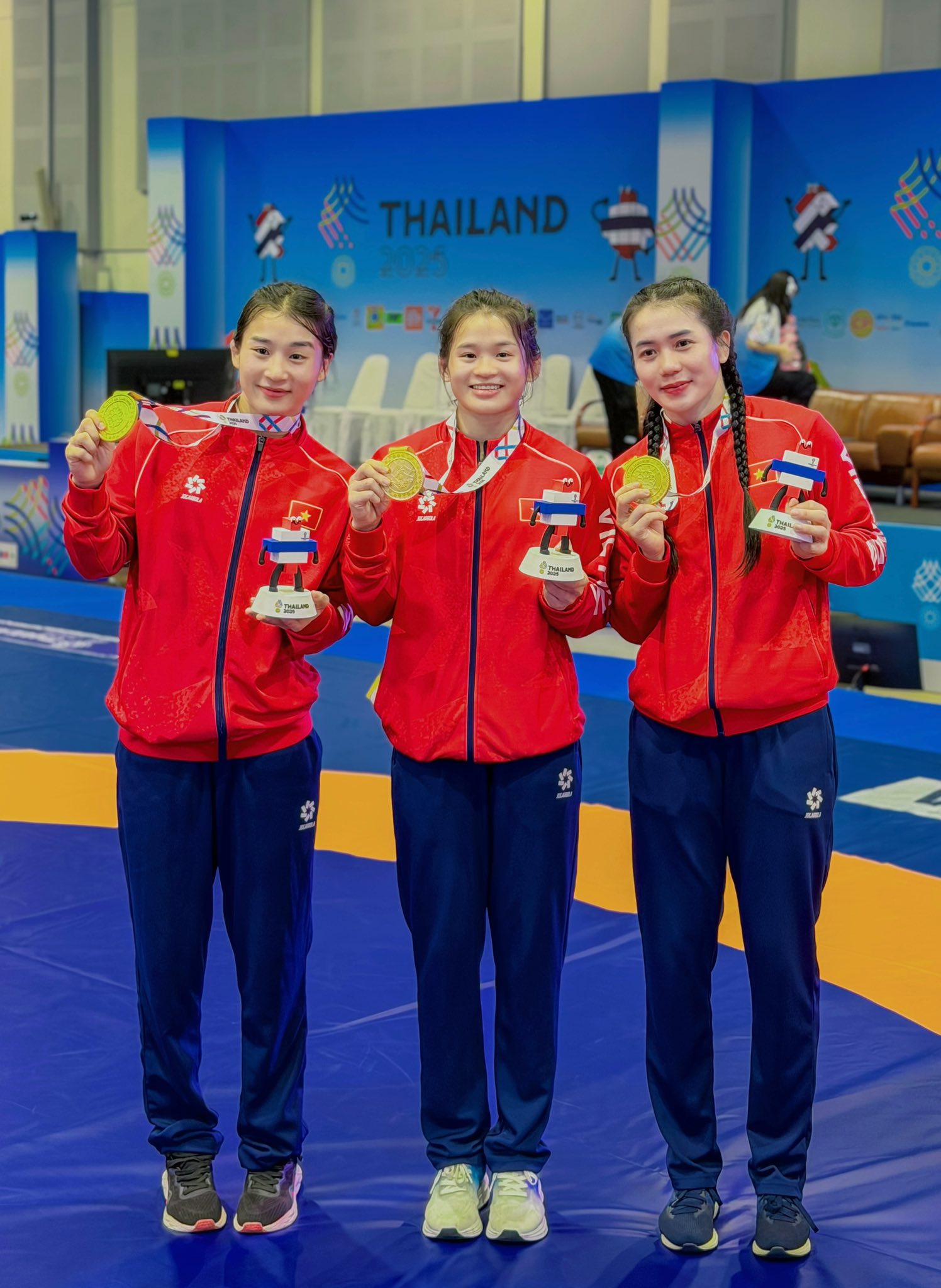 Thương: 3 chị em ruột ở Huế vừa giành 3 HCV SEA Games quặn lòng vì mất bố- Ảnh 2. Thương: 3 chị em ruột ở Huế vừa giành 3 HCV SEA Games quặn lòng vì mất bố- Ảnh 2.