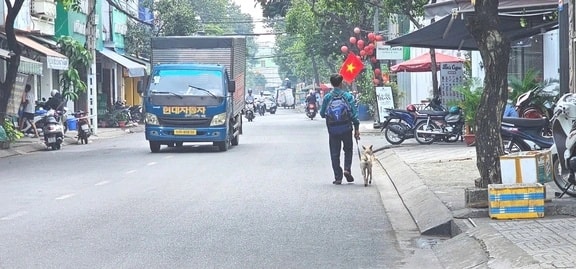 Phía sau bức ảnh người đàn ông lang thang cùng chú chó ở TP.HCM, xin việc hơn 30 công trình đều bị từ chối- Ảnh 3. Phía sau bức ảnh người đàn ông lang thang cùng chú chó ở TP.HCM, xin việc hơn 30 công trình đều bị từ chối- Ảnh 3.