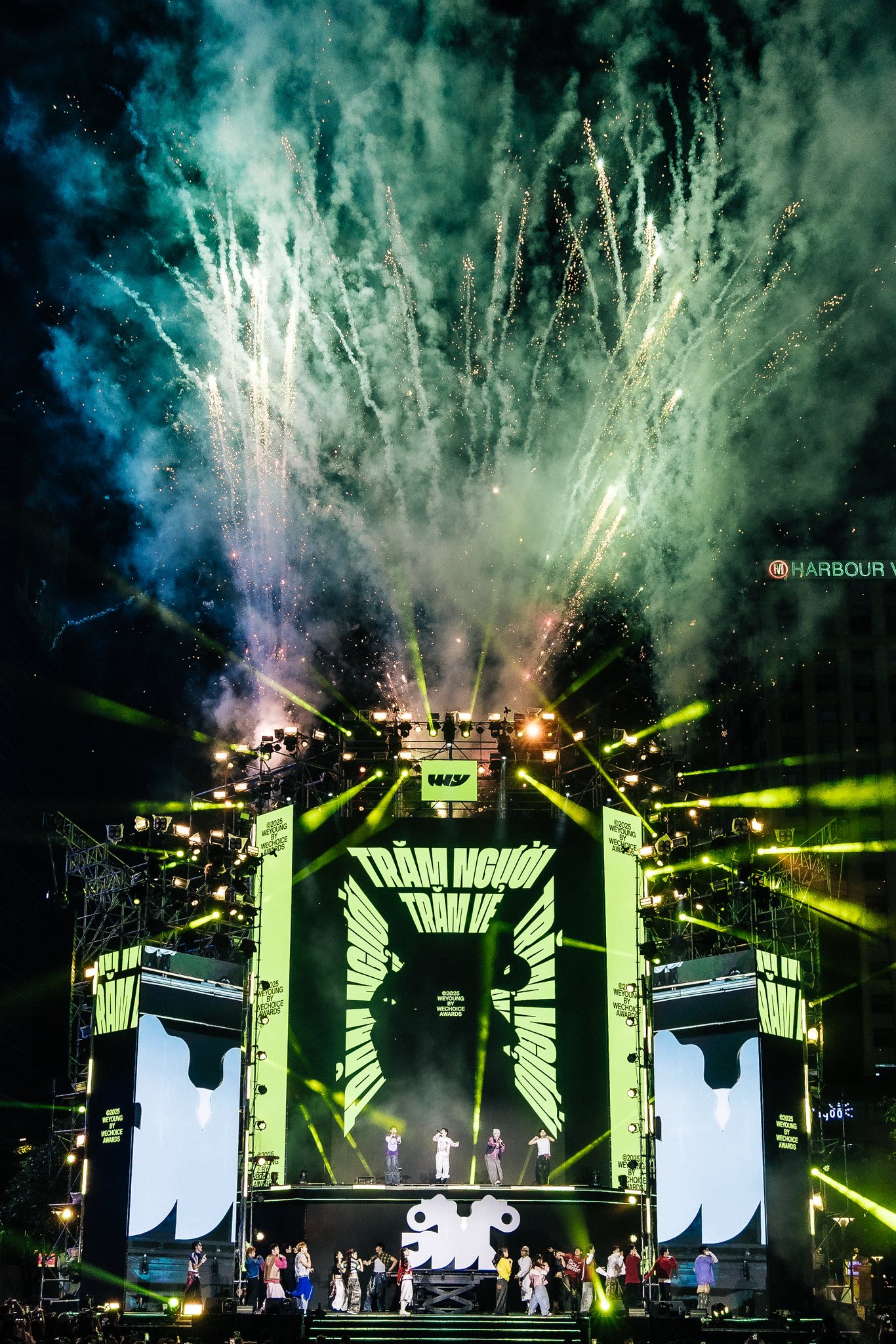 WeYoung 2025: Khi các nghệ sĩ trẻ làm chủ sân khấu và toả sáng bằng câu chuyện âm nhạc của chính mình- Ảnh 22.