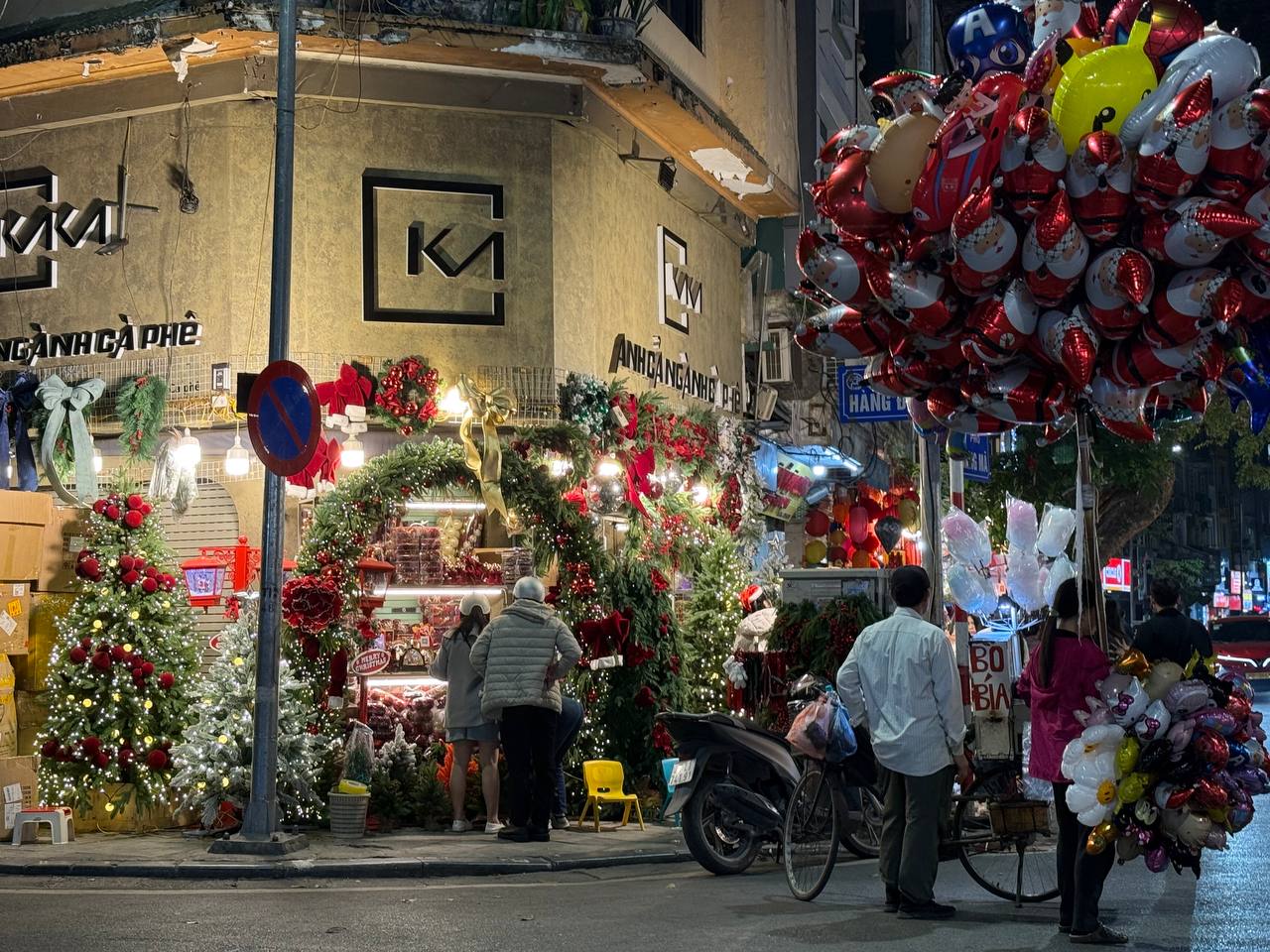 Đêm Noel 24/12: Xóm đạo nô nức người xe, Nhà thờ Đức Bà đông đúc du khách xí chỗ chụp hình- Ảnh 26.