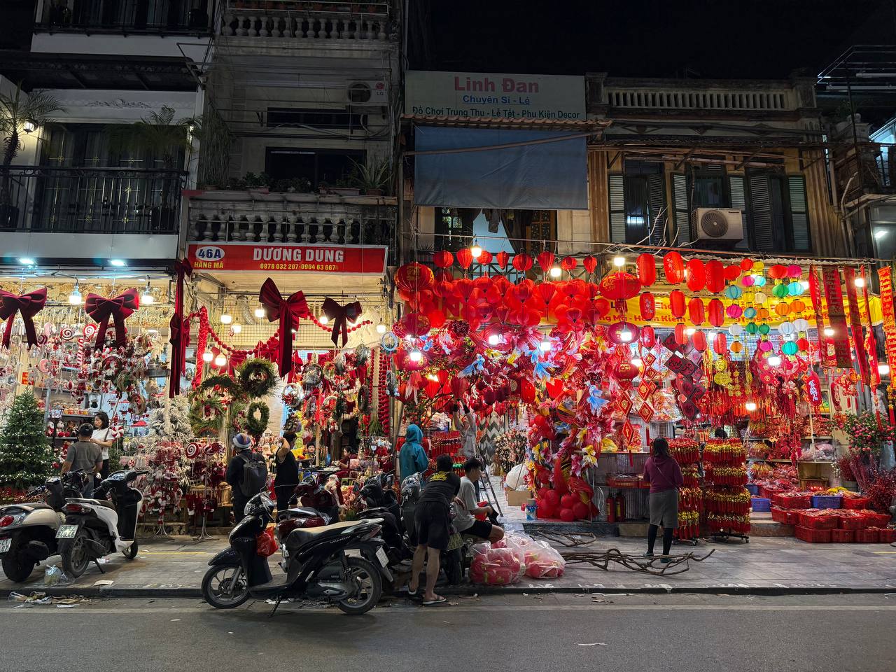 Đêm Noel 24/12: Xóm đạo nô nức người xe, Nhà thờ Đức Bà đông đúc du khách xí chỗ chụp hình- Ảnh 29.