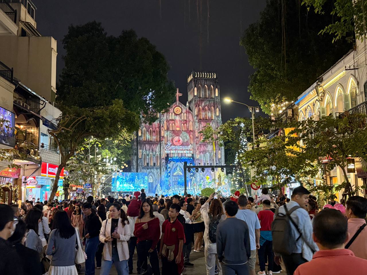 Đêm Noel 24/12: Xóm đạo nô nức người xe, Nhà thờ Đức Bà đông đúc du khách xí chỗ chụp hình- Ảnh 33.