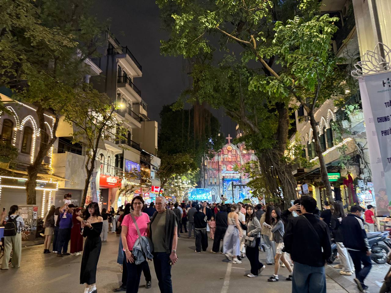 Đêm Noel 24/12: Xóm đạo nô nức người xe, Nhà thờ Đức Bà đông đúc du khách xí chỗ chụp hình- Ảnh 34.