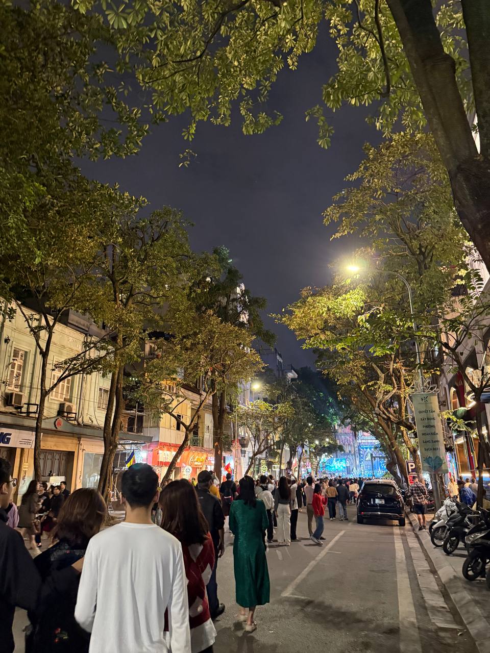 Đêm Noel 24/12: Xóm đạo nô nức người xe, Nhà thờ Đức Bà đông đúc du khách xí chỗ chụp hình- Ảnh 36.