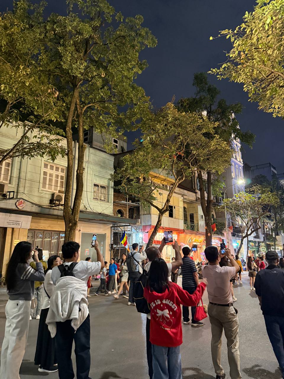 Đêm Noel 24/12: Xóm đạo nô nức người xe, Nhà thờ Đức Bà đông đúc du khách xí chỗ chụp hình- Ảnh 35.