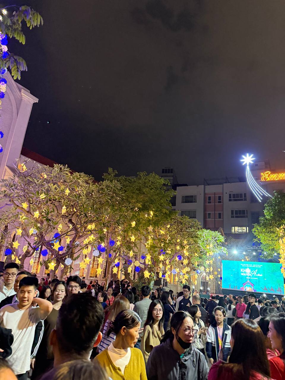 Đêm Noel 24/12: Xóm đạo nô nức người xe, Nhà thờ Đức Bà đông đúc du khách xí chỗ chụp hình- Ảnh 46.