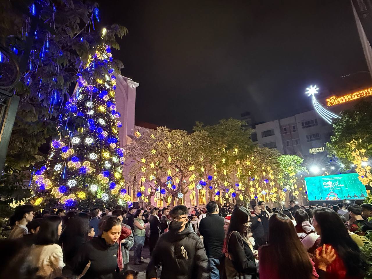 Đêm Noel 24/12: Xóm đạo nô nức người xe, Nhà thờ Đức Bà đông đúc du khách xí chỗ chụp hình- Ảnh 43.