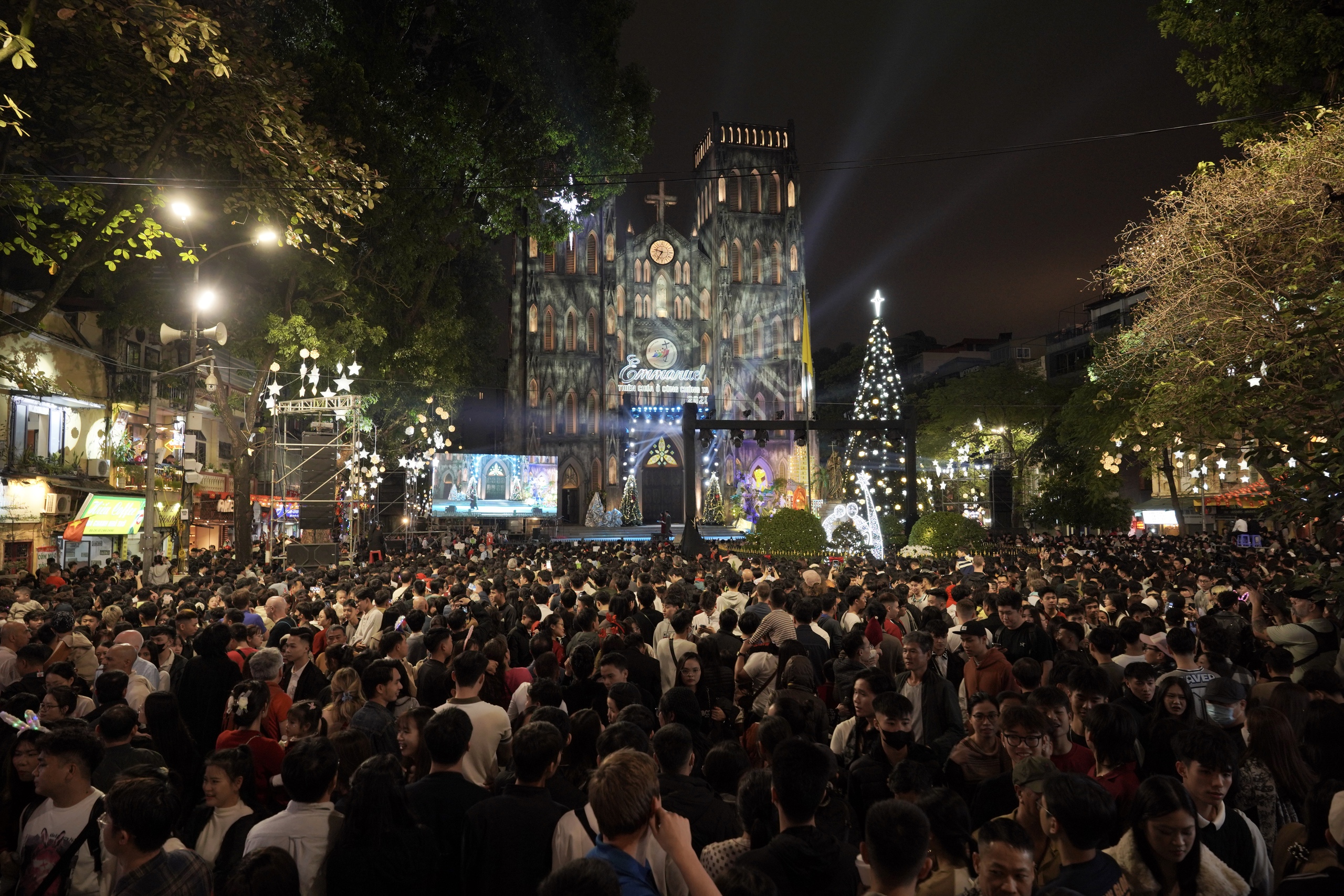 Đêm Noel 24/12: Xóm đạo nô nức người xe, Nhà thờ Đức Bà đông đúc du khách xí chỗ chụp hình- Ảnh 37.