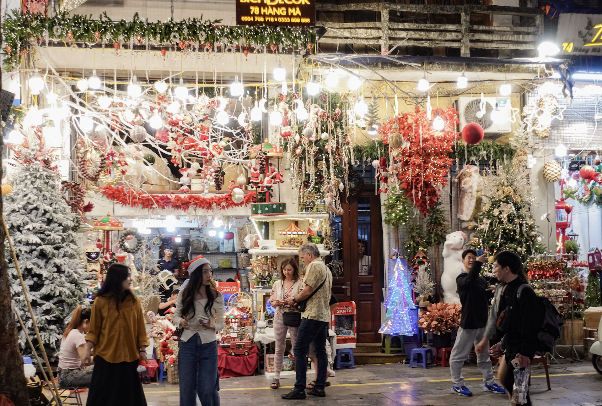Cảnh tượng tại Hàng Mã ngay lúc này: Người đi đường bật cười khi chứng kiến điều không ngờ vào đêm Noel- Ảnh 1. Cảnh tượng tại Hàng Mã ngay lúc này: Người đi đường bật cười khi chứng kiến điều không ngờ vào đêm Noel- Ảnh 1.