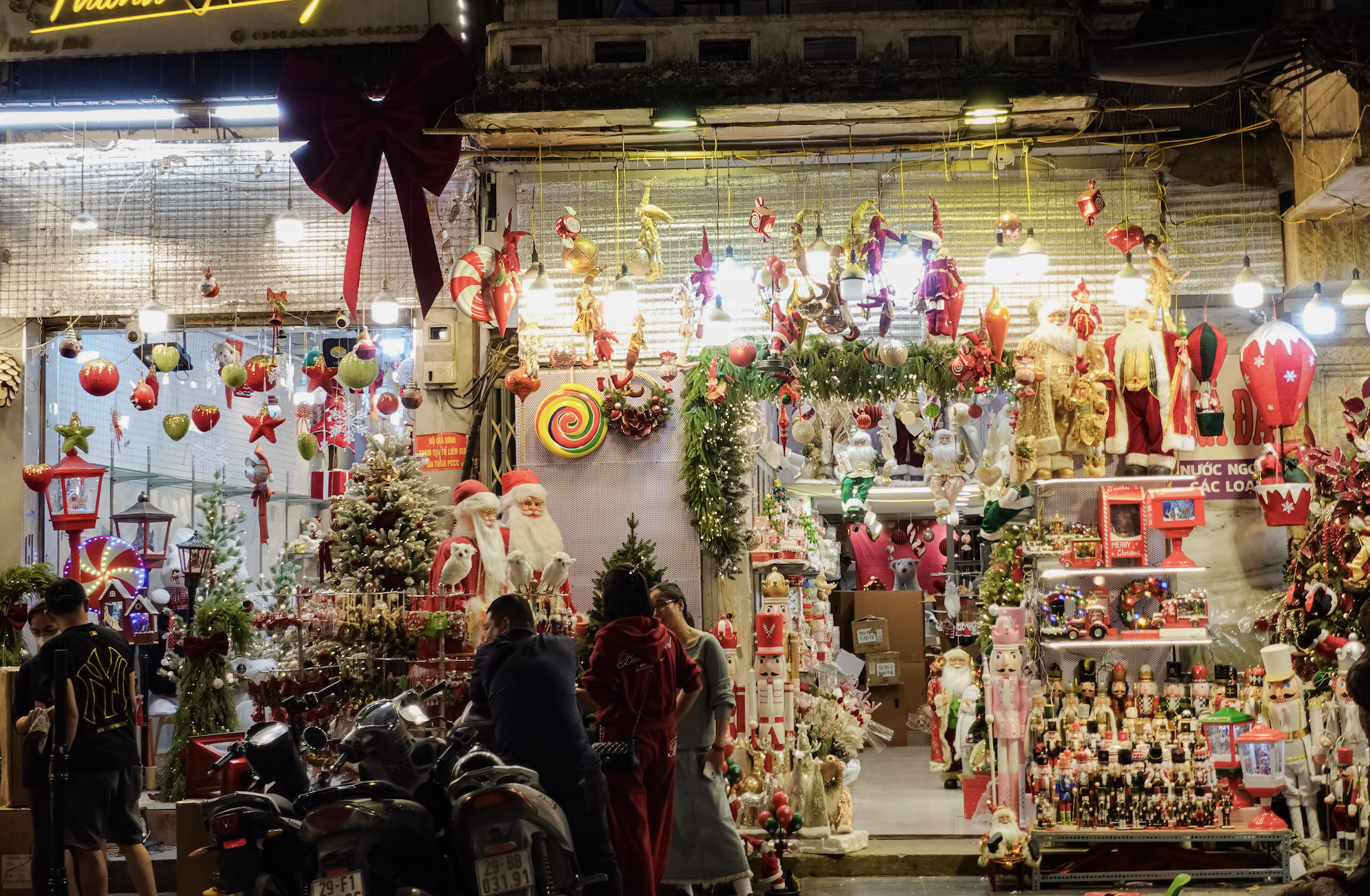 Cảnh tượng tại Hàng Mã ngay lúc này: Người đi đường bật cười khi chứng kiến điều không ngờ vào đêm Noel- Ảnh 2. Cảnh tượng tại Hàng Mã ngay lúc này: Người đi đường bật cười khi chứng kiến điều không ngờ vào đêm Noel- Ảnh 2.