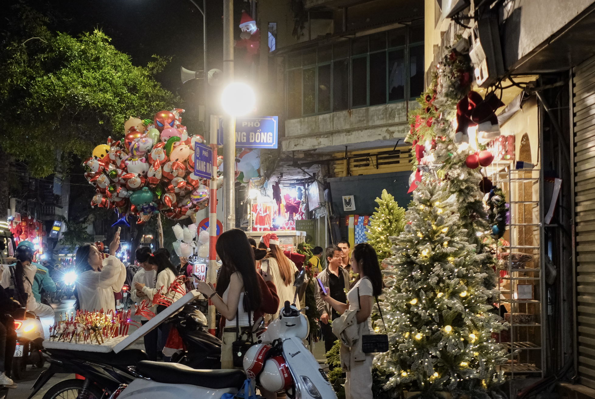 Cảnh tượng tại Hàng Mã ngay lúc này: Người đi đường bật cười khi chứng kiến điều không ngờ vào đêm Noel- Ảnh 3. Cảnh tượng tại Hàng Mã ngay lúc này: Người đi đường bật cười khi chứng kiến điều không ngờ vào đêm Noel- Ảnh 3.