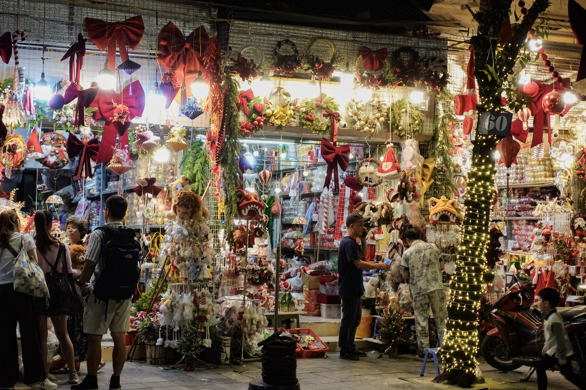 Cảnh tượng tại Hàng Mã ngay lúc này: Người đi đường bật cười khi chứng kiến điều không ngờ vào đêm Noel- Ảnh 4. Cảnh tượng tại Hàng Mã ngay lúc này: Người đi đường bật cười khi chứng kiến điều không ngờ vào đêm Noel- Ảnh 4.