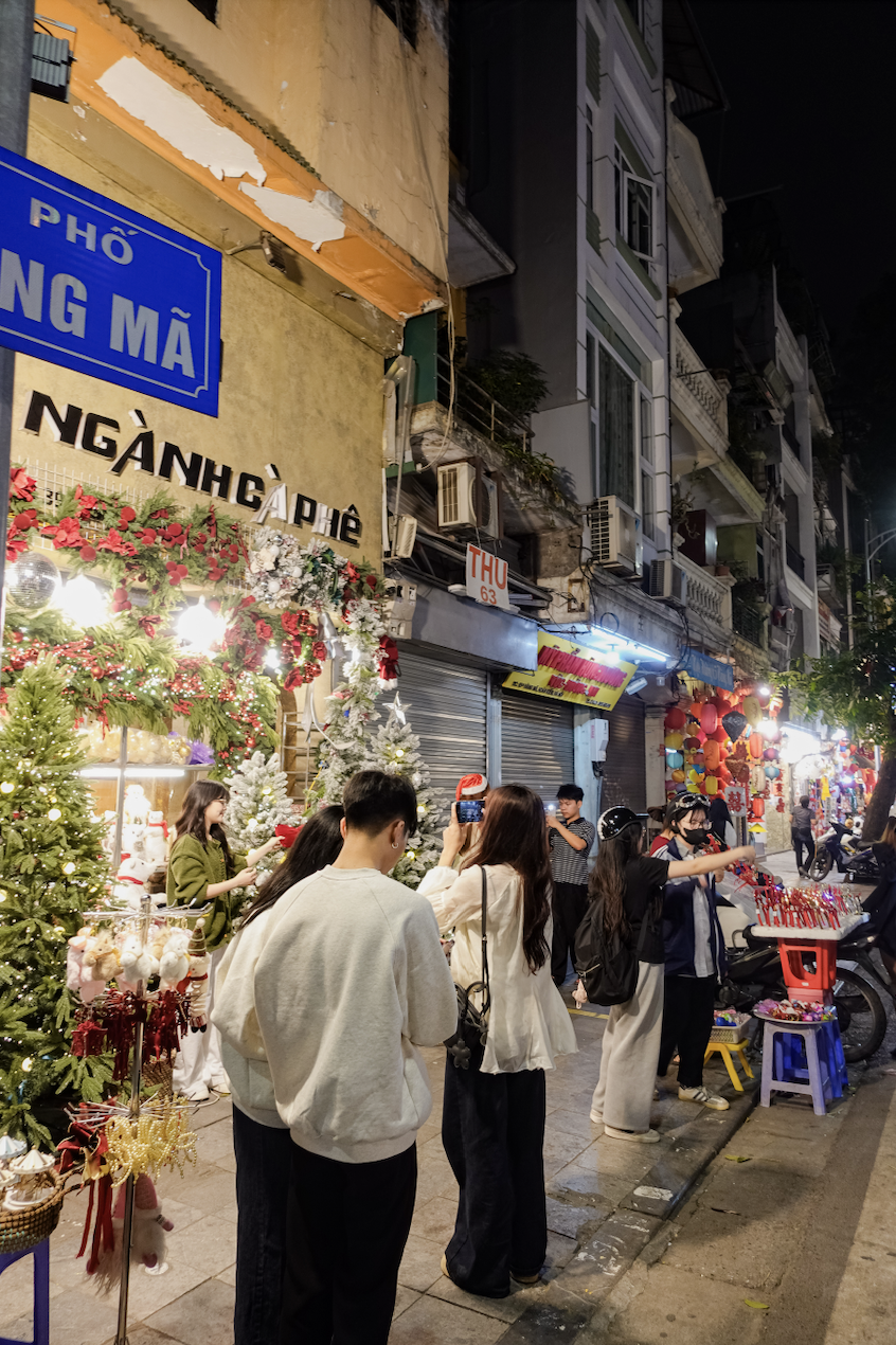 Cảnh tượng tại Hàng Mã ngay lúc này: Người đi đường bật cười khi chứng kiến điều không ngờ vào đêm Noel- Ảnh 6. Cảnh tượng tại Hàng Mã ngay lúc này: Người đi đường bật cười khi chứng kiến điều không ngờ vào đêm Noel- Ảnh 6.