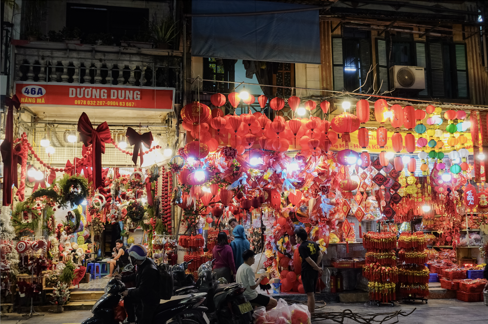Cảnh tượng tại Hàng Mã ngay lúc này: Người đi đường bật cười khi chứng kiến điều không ngờ vào đêm Noel- Ảnh 7. Cảnh tượng tại Hàng Mã ngay lúc này: Người đi đường bật cười khi chứng kiến điều không ngờ vào đêm Noel- Ảnh 7.