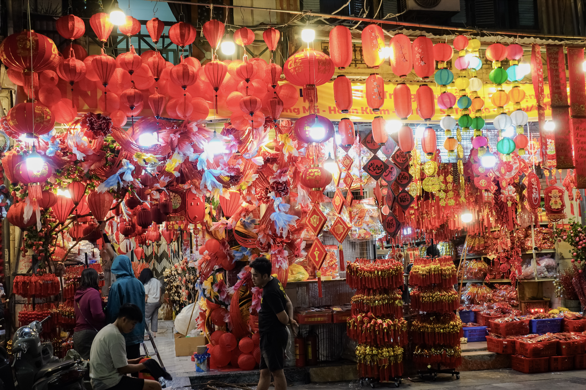 Cảnh tượng tại Hàng Mã ngay lúc này: Người đi đường bật cười khi chứng kiến điều không ngờ vào đêm Noel- Ảnh 8. Cảnh tượng tại Hàng Mã ngay lúc này: Người đi đường bật cười khi chứng kiến điều không ngờ vào đêm Noel- Ảnh 8.