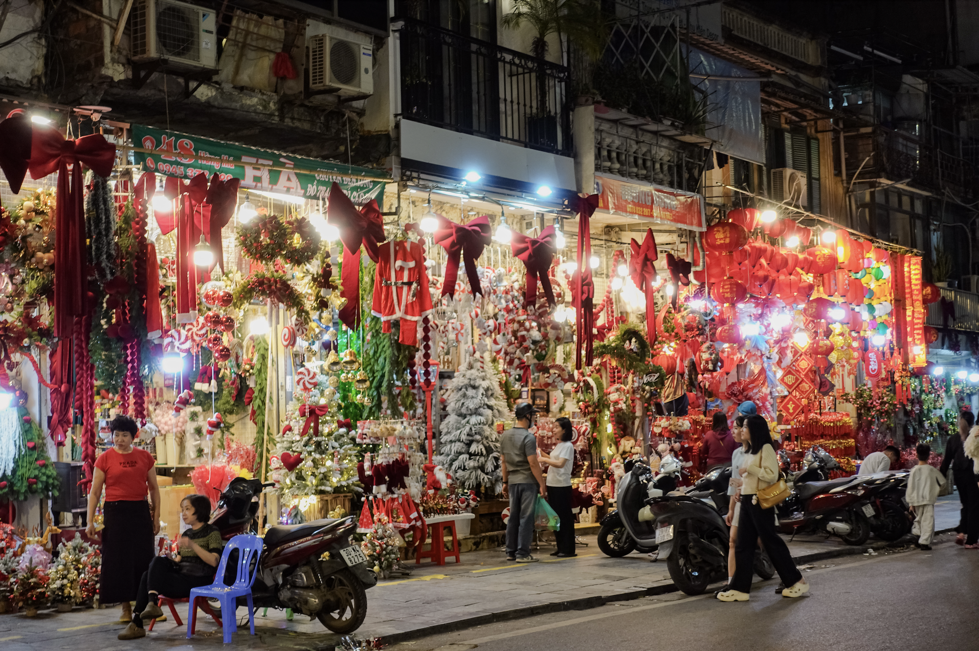 Cảnh tượng tại Hàng Mã ngay lúc này: Người đi đường bật cười khi chứng kiến điều không ngờ vào đêm Noel- Ảnh 9. Cảnh tượng tại Hàng Mã ngay lúc này: Người đi đường bật cười khi chứng kiến điều không ngờ vào đêm Noel- Ảnh 9.