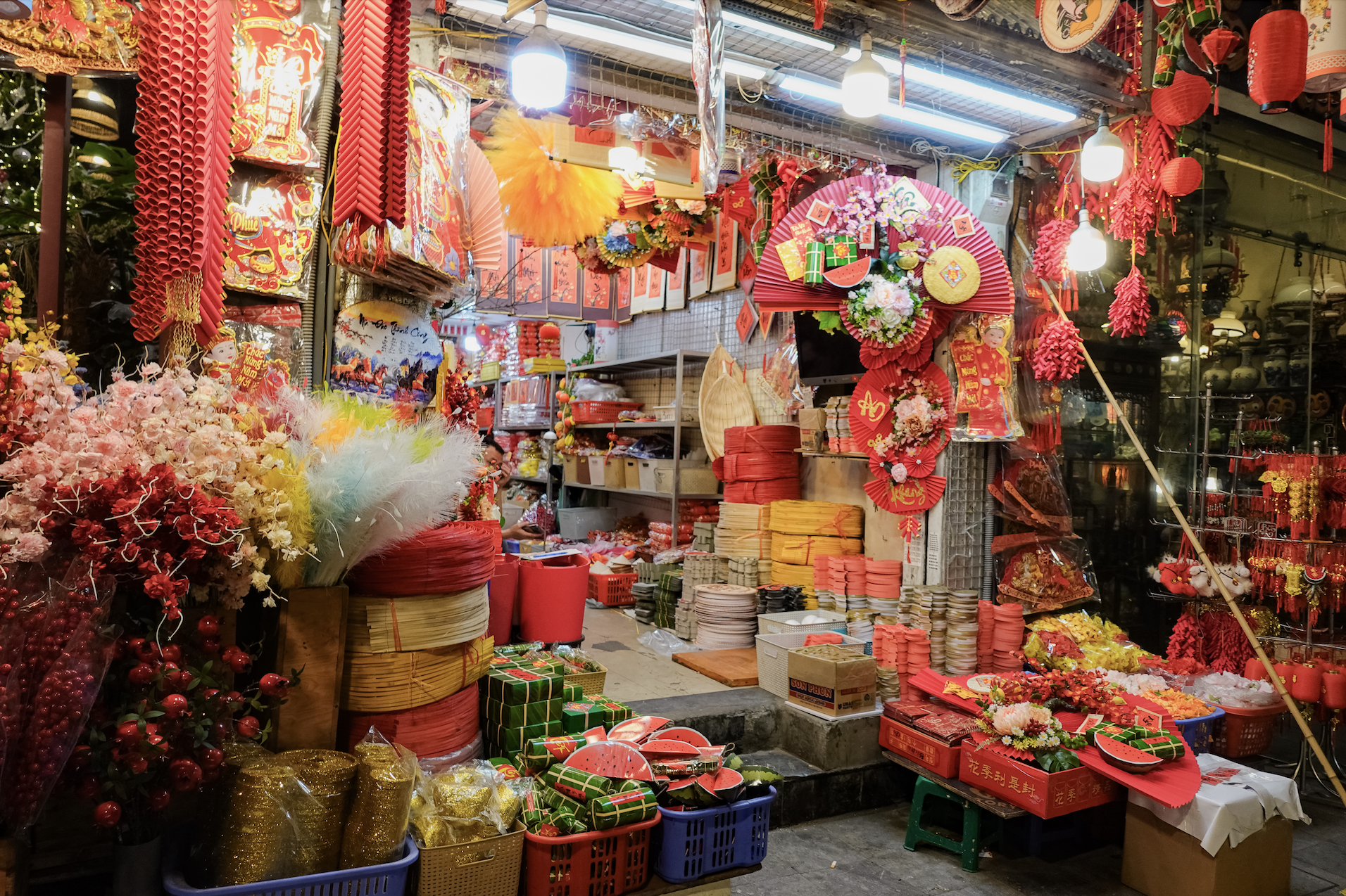 Cảnh tượng tại Hàng Mã ngay lúc này: Người đi đường bật cười khi chứng kiến điều không ngờ vào đêm Noel- Ảnh 10. Cảnh tượng tại Hàng Mã ngay lúc này: Người đi đường bật cười khi chứng kiến điều không ngờ vào đêm Noel- Ảnh 10.