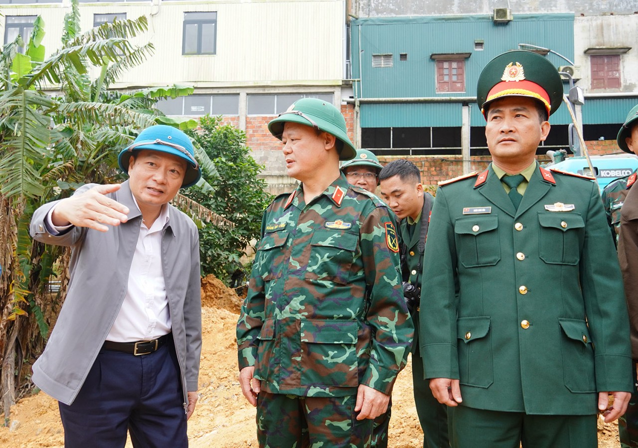 Chủ tịch UBND tỉnh Quảng Trị Lê Hồng Vinh (ngoài cùng, trái ảnh), cùng lãnh đạo Quân khu 4, Bộ chỉ huy Quân sự tỉnh kiểm tra hiện trường trước thời điểm khởi công dự án. Ảnh: Trường Nhật Chủ tịch UBND tỉnh Quảng Trị Lê Hồng Vinh (ngoài cùng, trái ảnh), cùng lãnh đạo Quân khu 4, Bộ chỉ huy Quân sự tỉnh kiểm tra hiện trường trước thời điểm khởi công dự án. Ảnh: Trường Nhật