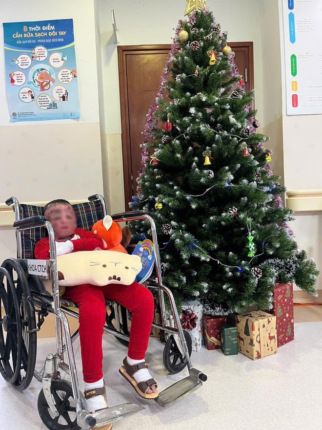 96 ngày giành sự sống của cậu bé 5 tuổi bị cha đốt xăng bỏng đến 80%: “Phép màu từ nghị lực phi thường”- Ảnh 4.