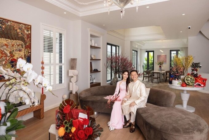 Mỹ nhân 33 tuổi làm dâu hào môn gia tộc kín tiếng, bố mẹ chồng cưng như con gái ruột, tặng quà cưới gây sốc- Ảnh 4. Mỹ nhân 33 tuổi làm dâu hào môn gia tộc kín tiếng, bố mẹ chồng cưng như con gái ruột, tặng quà cưới gây sốc- Ảnh 4.