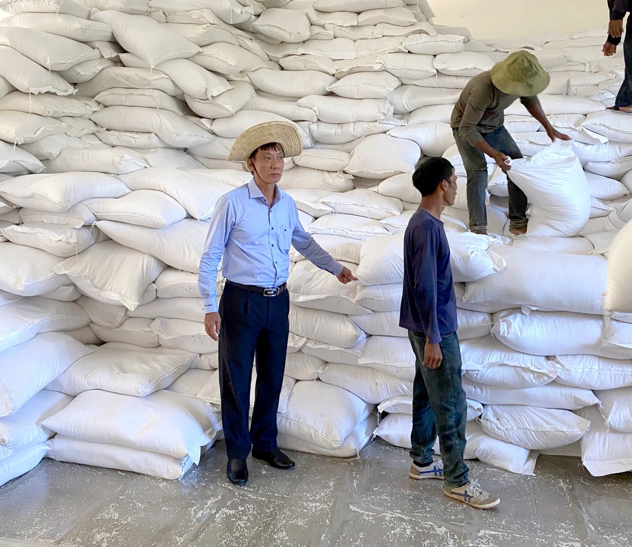 Chi cục Dự trữ Nhà nước khu vực XIII hoàn thành xuất cấp (đợt 2) gần 3.900 tấn gạo hỗ trợ người dân Khánh Hòa