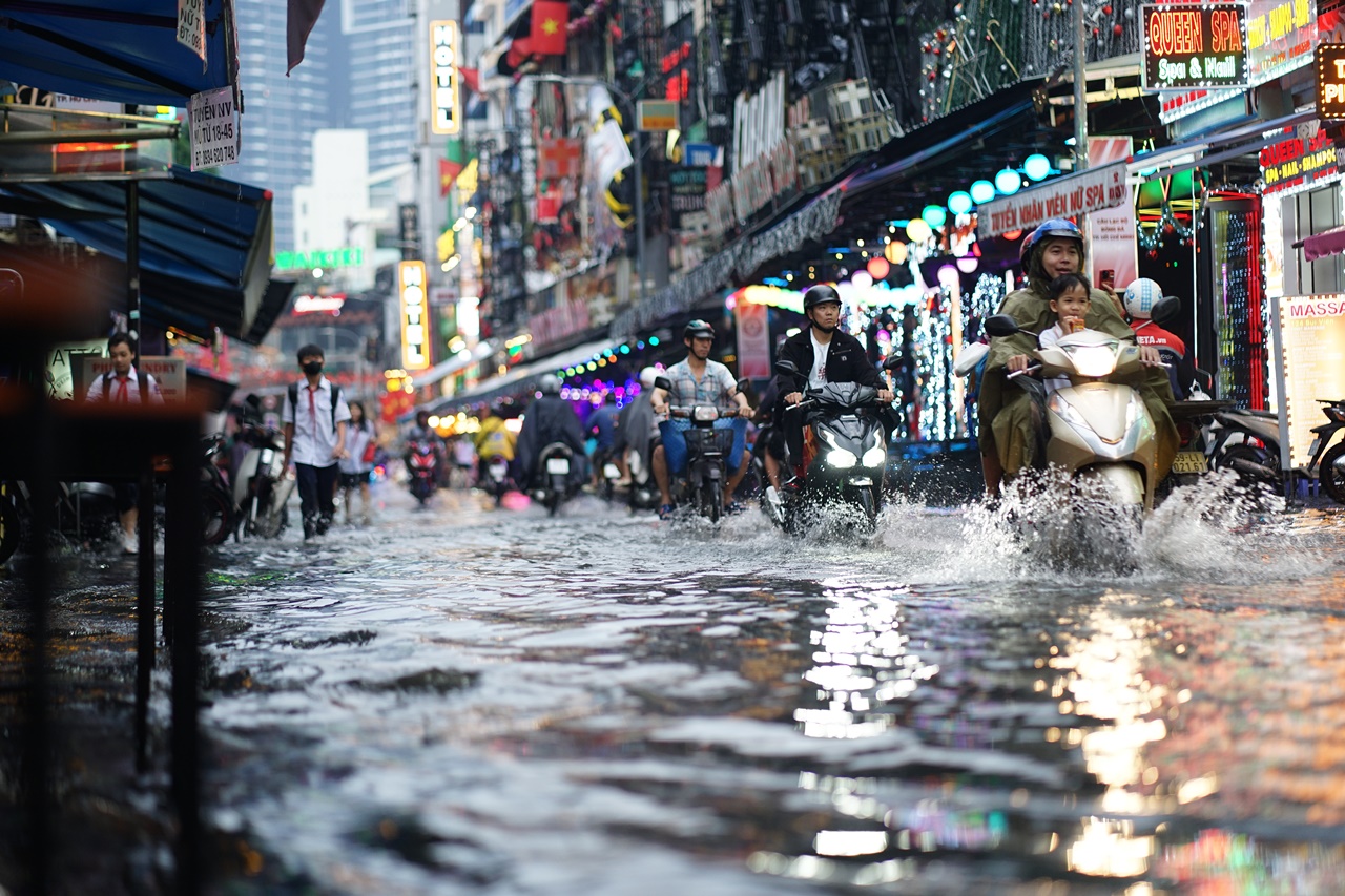 Mưa trái mùa chiều Noel, phố Bùi Viện ngập, người dân TP.HCM thấp thỏm kế hoạch xuống phố- Ảnh 8. Mưa trái mùa chiều Noel, phố Bùi Viện ngập, người dân TP.HCM thấp thỏm kế hoạch xuống phố- Ảnh 8.