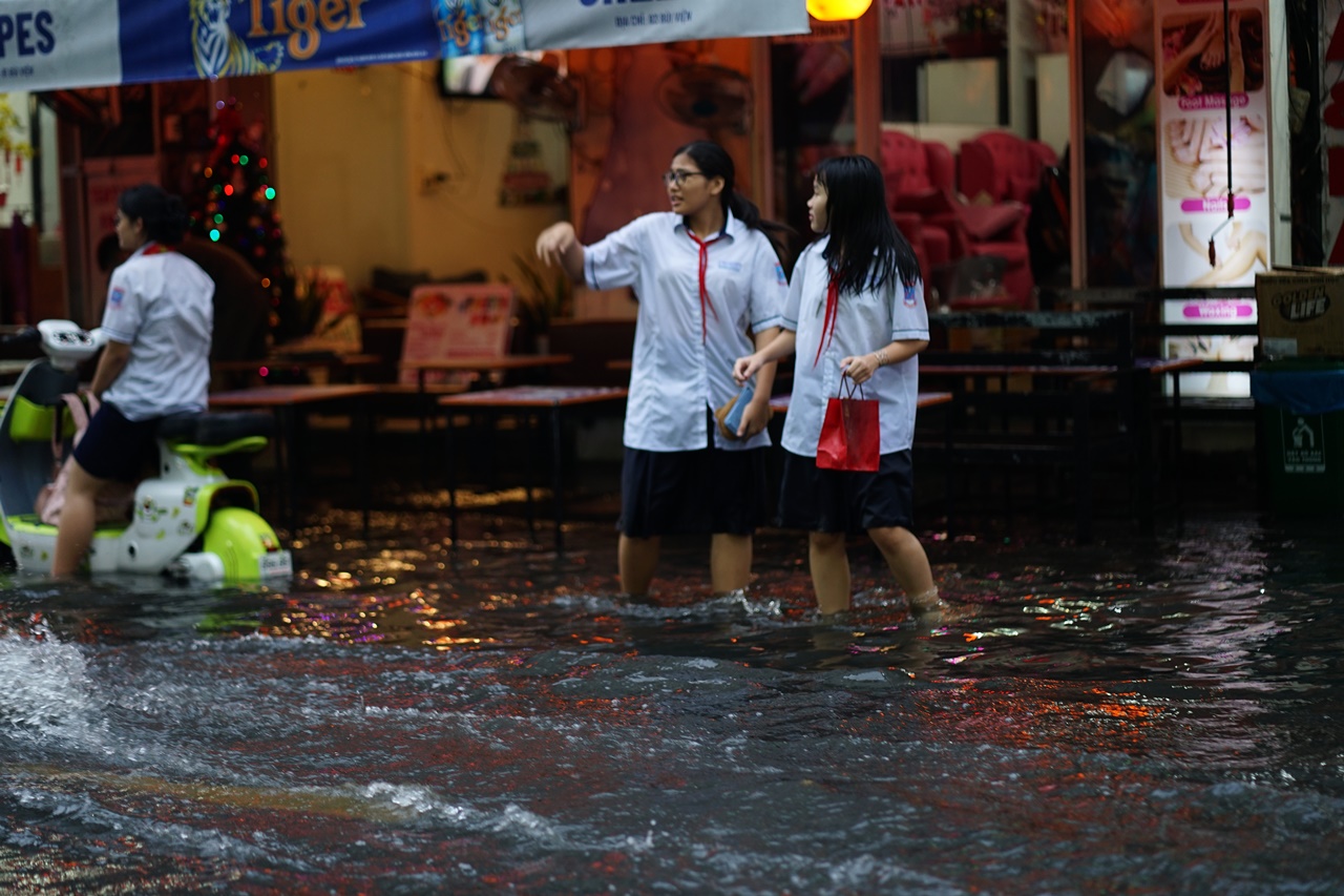 Mưa trái mùa chiều Noel, phố Bùi Viện ngập, người dân TP.HCM thấp thỏm kế hoạch xuống phố- Ảnh 7. Mưa trái mùa chiều Noel, phố Bùi Viện ngập, người dân TP.HCM thấp thỏm kế hoạch xuống phố- Ảnh 7.
