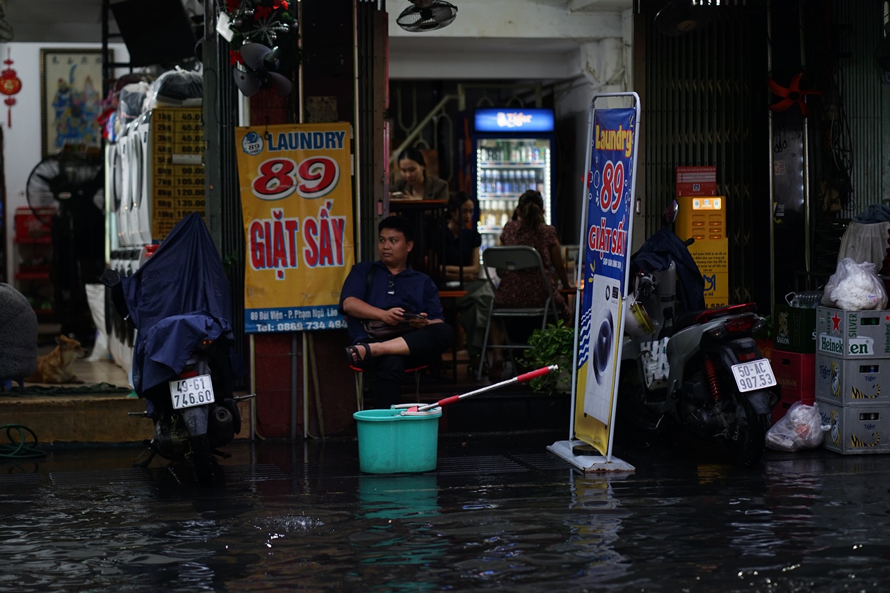 Mưa trái mùa chiều Noel, phố Bùi Viện ngập, người dân TP.HCM thấp thỏm kế hoạch xuống phố- Ảnh 6. Mưa trái mùa chiều Noel, phố Bùi Viện ngập, người dân TP.HCM thấp thỏm kế hoạch xuống phố- Ảnh 6.