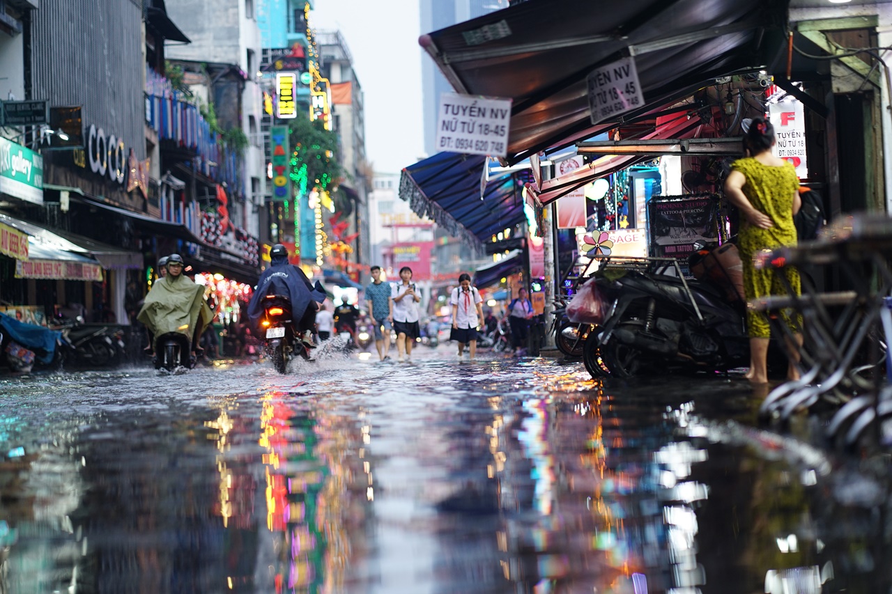 Mưa trái mùa chiều Noel, phố Bùi Viện ngập, người dân TP.HCM thấp thỏm kế hoạch xuống phố- Ảnh 3. Mưa trái mùa chiều Noel, phố Bùi Viện ngập, người dân TP.HCM thấp thỏm kế hoạch xuống phố- Ảnh 3.