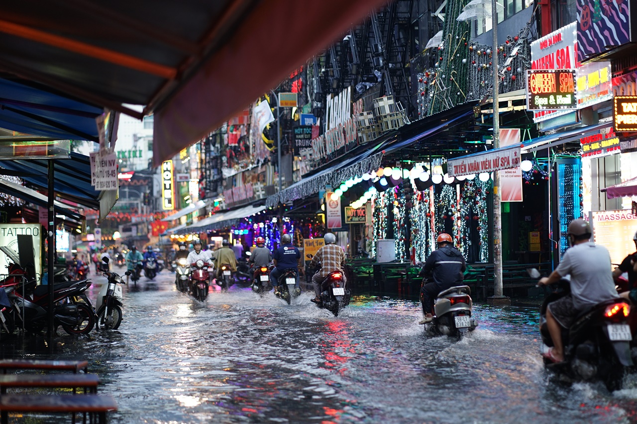 Mưa trái mùa chiều Noel, phố Bùi Viện ngập, người dân TP.HCM thấp thỏm kế hoạch xuống phố- Ảnh 2. Mưa trái mùa chiều Noel, phố Bùi Viện ngập, người dân TP.HCM thấp thỏm kế hoạch xuống phố- Ảnh 2.