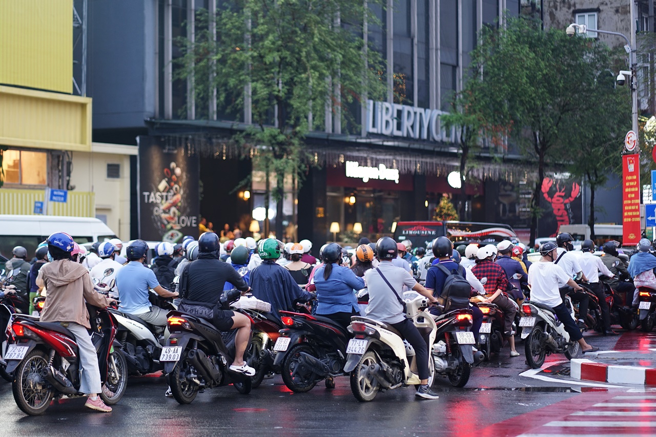 Mưa trái mùa chiều Noel, phố Bùi Viện ngập, người dân TP.HCM thấp thỏm kế hoạch xuống phố- Ảnh 1. Mưa trái mùa chiều Noel, phố Bùi Viện ngập, người dân TP.HCM thấp thỏm kế hoạch xuống phố- Ảnh 1.