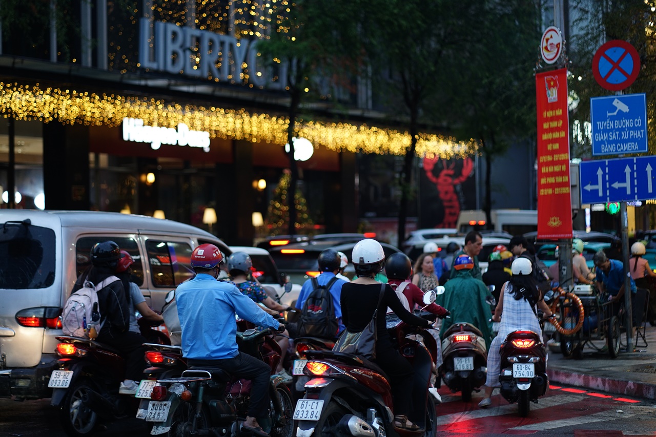 Mưa trái mùa chiều Noel, phố Bùi Viện ngập, người dân TP.HCM thấp thỏm kế hoạch xuống phố- Ảnh 4. Mưa trái mùa chiều Noel, phố Bùi Viện ngập, người dân TP.HCM thấp thỏm kế hoạch xuống phố- Ảnh 4.