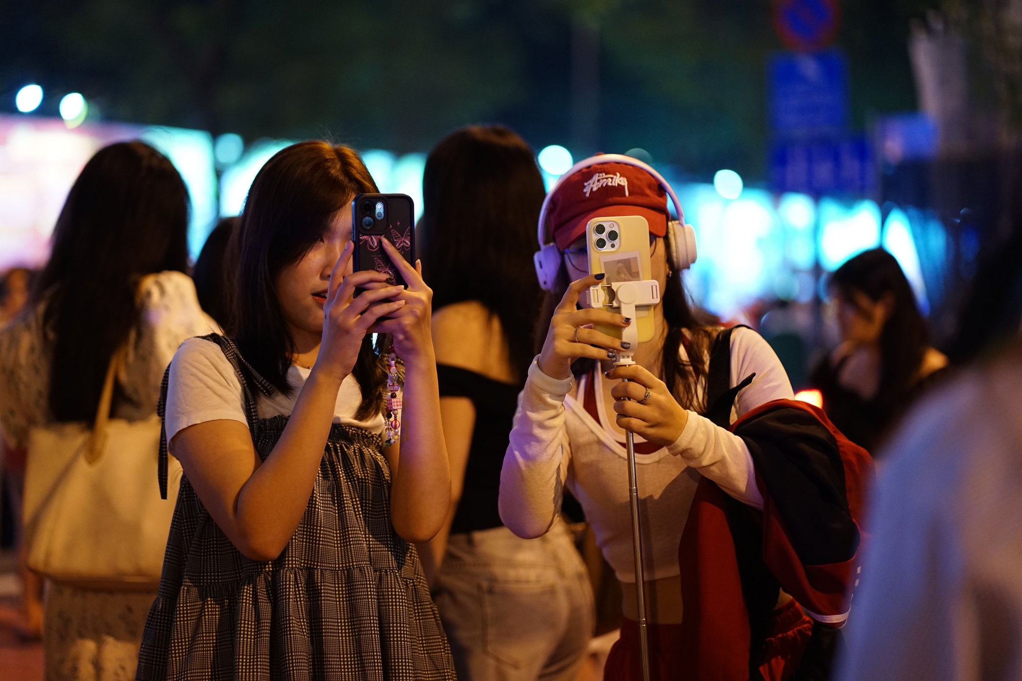 Đêm Noel 24/12: Xóm đạo nô nức người xe, Nhà thờ Đức Bà đông đúc du khách xí chỗ chụp hình- Ảnh 15.